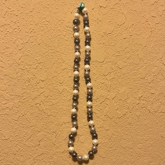 Elegant Glossy Glass Vintage Faux Pearl, White and Gray Necklace - Picture 1 of 4